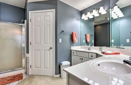 Pool Access Waterfront Lake Ozark Condo with Patio - Foto 17