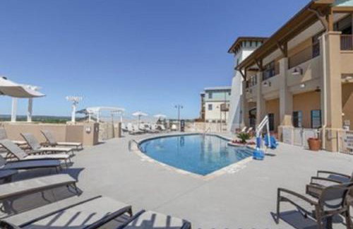 Enjoy the scenery of Lake Marble Falls in 2BD resort condo with family - Photo 15