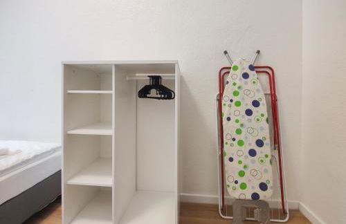 Tolstov Apartments - City Apartments with 2 , 3 and 6 Rooms - 15 Min to Messe DUS and Old Town DUS - Foto 43