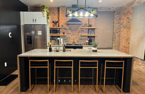 Jungle House Columbus Downtown Free Parking Sleeps 8 - Steps to Convention Center & Nationwide Arena - 2BR Short North Luxury Home - Over 5,800 Five Star Stays - Foto 3