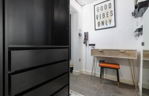 Extravagant 6 Bed Victorian Townhouse with Hot Tub - Photo 70