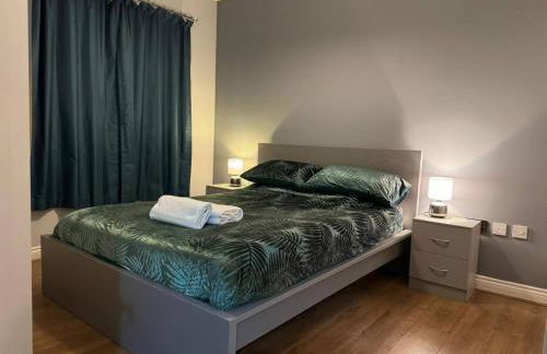 City Centre Apartment - Free Parking - Sleeps 4 - Foto 1