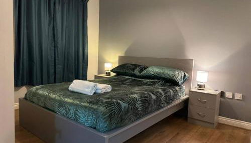 City Centre Apartment - Free Parking - Sleeps 4 - Foto 1