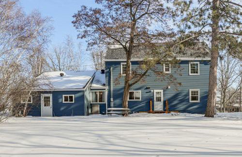 Family Fun on Lake Bemidji! Spacious Home with Yard - Foto 38