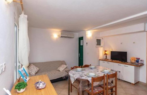 2 Bedroom Lovely Apartment In Osobljava - Foto 1