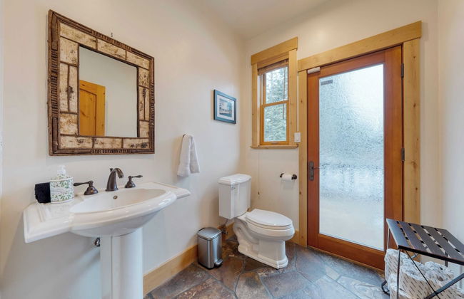 5 Mins to Ski Resort Ping Pong, Pool Table, Deck Donner Ridge by Avantstay - Foto 22