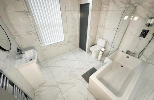 Central Location Liverpool, Modern Home, 4 BR, Sleeps 9, Free Parking - Foto 4