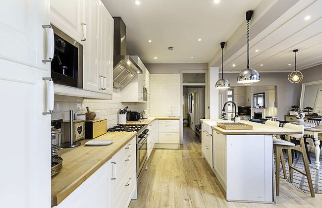 Gorgeous 4-bed Home With a Fireplace and Terrace - Foto 7