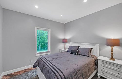 Lakeside Retreat with Hot Tub & Game Room home - Foto 26