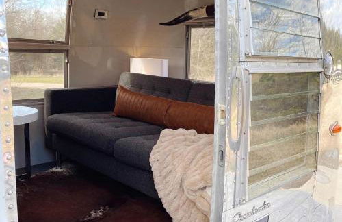 Restored Beautiful Airstream Fully Equipped with Incredible Outdoor Living in Texas - Foto 8