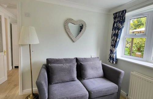 Cheerful, cosy, one bedroom home with patio and parking - Photo 21