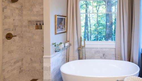 Sink into the Luxe Corner Tub at an Upscale, Spacious Home - Foto 3