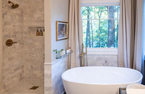 Sink into the Luxe Corner Tub at an Upscale, Spacious Home - Foto 3