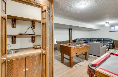 3,000-Sq-Ft Group Getaway with Pool Near Kansas City - Foto 3