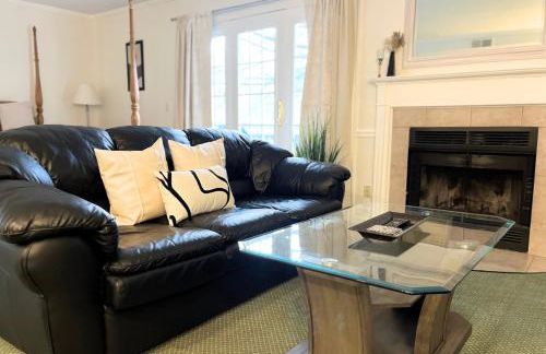 Cozy Villa 3 mins to Mohegan- Fully Stocked with King Bed & Fireplace- Jacuzzi, Saltwater Pools, Sauna - Foto 6