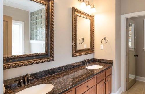 Exquisite home with pool, enclosed yard, fireplace, central AC, & washer/dryer - Foto 21