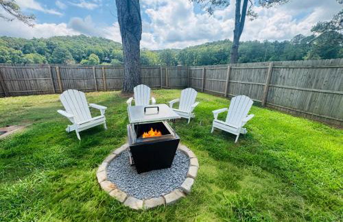Rustic Chic Alabama Cabin w Loft Fire Pit Pet Friendly Fenced Yard Lake Guntersville - Lucky Lodge - Foto 3