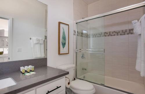 Luxury Townhome with Gated Parking and Private Balcony - Photo 21