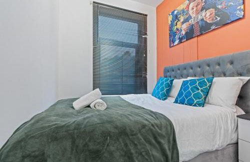 4 Bedroom House in Eccles, Trafford, Manchester - Sleeps 10 - 3 Double Beds - 4 Single Beds - FREE PARKING, Garden & Fast Fibre Wi-Fi - Close to Trafford Centre, MediaCityUK, Salford Quays, and both Old Trafford stadiums - Foto 5