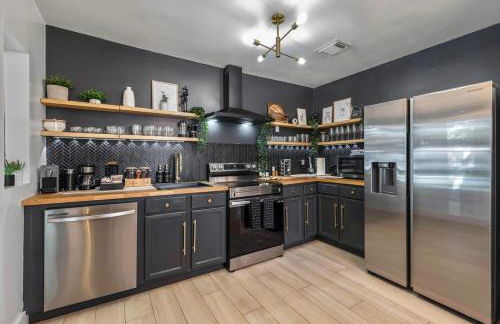 Luxury Miami Pool House Private Backyard Oasis Near Wynwood and Miami International Airport - Photo 8