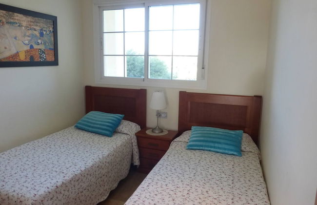 Beautiful 2 Bedroom 2 Bathroom Apartment With Pool - Photo 3