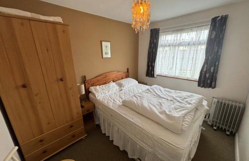 498, Three Bedroom Detached Chalet - Sleeps 6, pet friendly, FREE pool and entertainment passes included - plus WiFi, bed linen and towels included - Foto 9