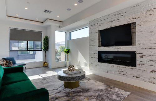 Modern 5 Bedroom Masterpiece With Rooftop Deck - Photo 13