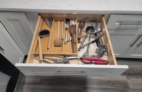 Beautiful 4 Bedroom House Near Downtown Columbus with Garage Parking and Backyard - Foto 4