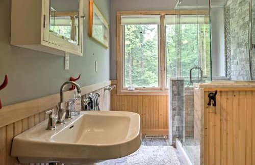 Berkshires Home on 11 Acres with Pond and 2 Fire Pits! - Foto 19