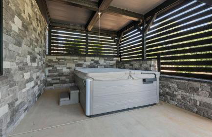 Gray Fox Lodge by Avantstay Waterslide Pool, Theater Sleeps 21 - Foto 16