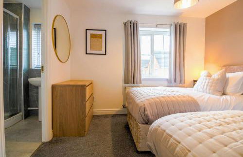 Grange House - Sleeps 6 - Driveway parking, Self-Check-In, Fast Wifi and Sky TV by Yoko Property - Photo 3