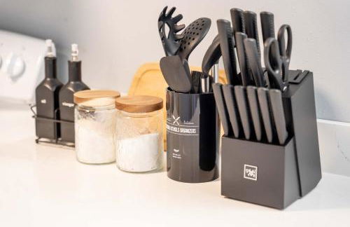 Spacious 5B2B home 5 min to airport with AC, Game Room, WiFi, Parking - Photo 5