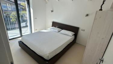 Top floor design apt, 3bd, 2bt! - Photo 2