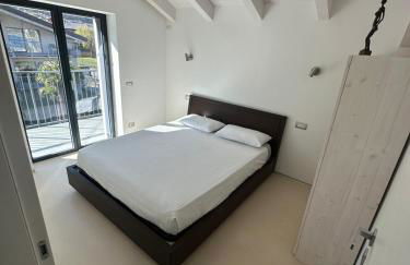 Top floor design apt, 3bd, 2bt! - Photo 2