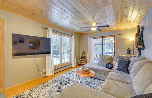 Charming Butternut Lake Getaway with Deck and Dock! - Foto 7