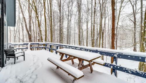 Scenic Views! Clifton Twp Chalet with Fire Pit, Deck - Foto 4