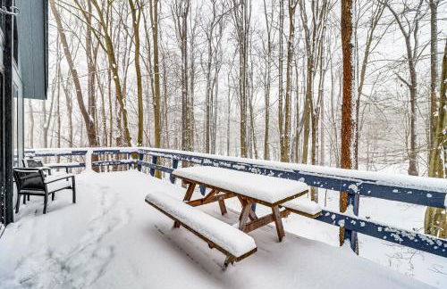 Scenic Views! Clifton Twp Chalet with Fire Pit, Deck - Foto 4