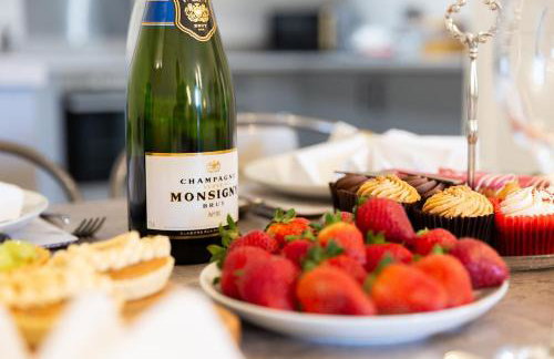 #57 Central Taunton 2BR APT - Sleeps 6 - 5 mins to Taunton Player Ready 2 - "Perfect For Contractors and Families - Free Parking" - Foto 5