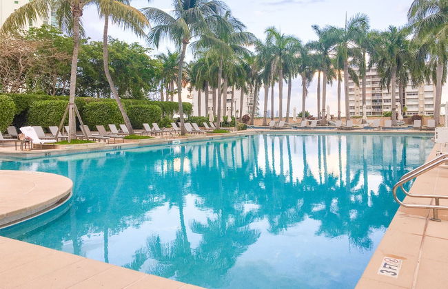 Luxury Condos at Four Seasons - Foto 32