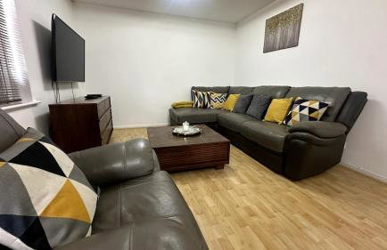 3-Bed Family Home in Furzton, Near Lake & Parking - Photo 12