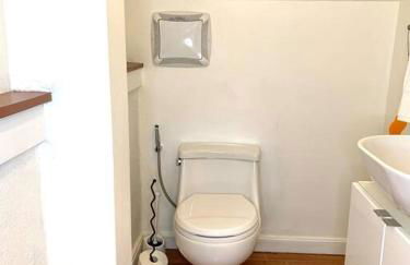 Live in this iconic East Side lower level unit - Foto 16