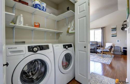 The Mountain Top Escape w/Scenic Views & Trails - Foto 21