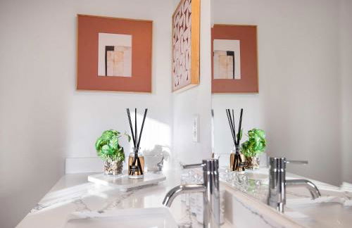 Rare 2BR Modern Urban Escape Free Parking - Foto 27