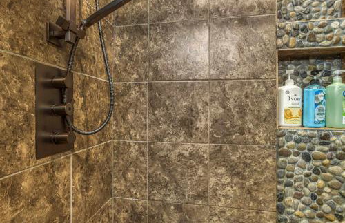 Mountain retreat w 2 fireplaces & lake - Foto 33