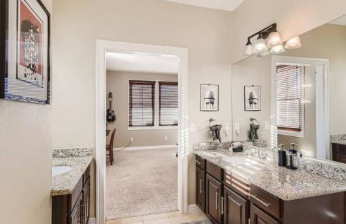 Warm Suburban 3BR Townhome near DT - Foto 17