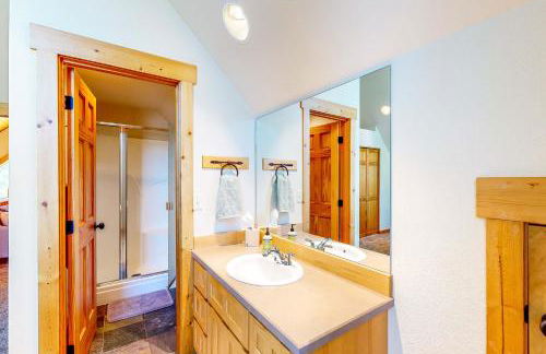 Gateway to Crater Lake! Resort Retreat with Pool - Foto 22