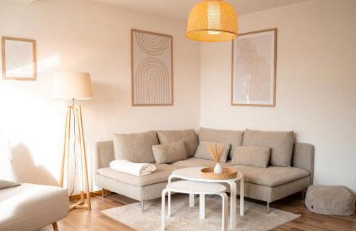 C4S COME4STAY Altötting - 3-Zi Whg I Zentrale Lage I Parkplatz I Balkon I WIFI I SmartTV I 1 Kingsize, 1 Queensize Bett I Office Arbeitsplatz I Wohnbereich mit Couch und Essbereich I voll ausgestattete Küche I Nespresso - Foto 1