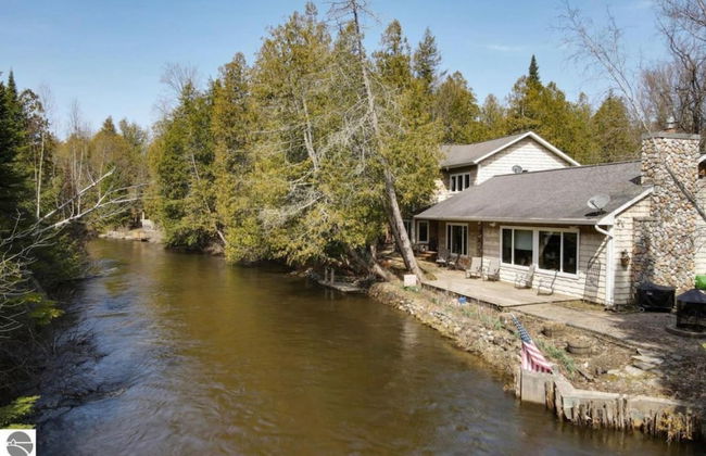 Boardman Monarch Upscale River Lodge HOT Tub! - Foto 14