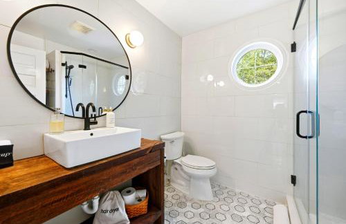 Relax in an upscale, renovated gem - Foto 25