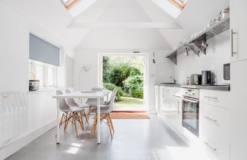 Sunny, Single-level Cottage with Garden & Parking, Dog friendly, Near Rye - Photo 2